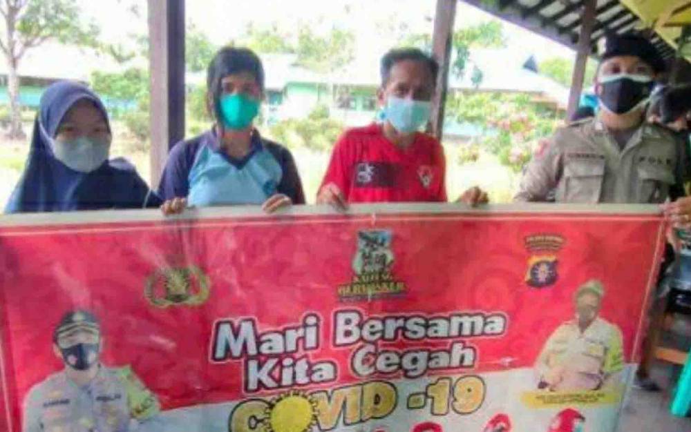 Personel Polsek Kapuas Hilir Ingatkan Pelajar Terapkan Prokes Ketat