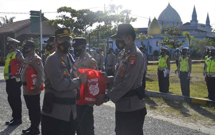 Kapolres Katingan Beri Bantuan untuk Personel Yang Terdampak Banjir