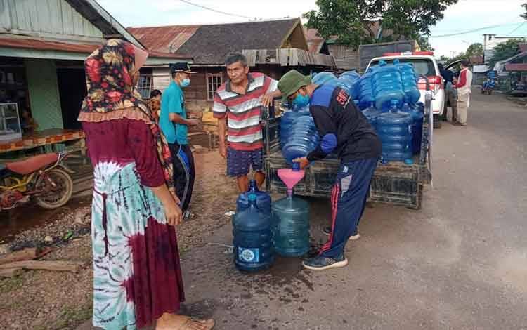 Pemdes Sembuluh I Bagikan Air Minum untuk Warga Terdampak Banjir ?