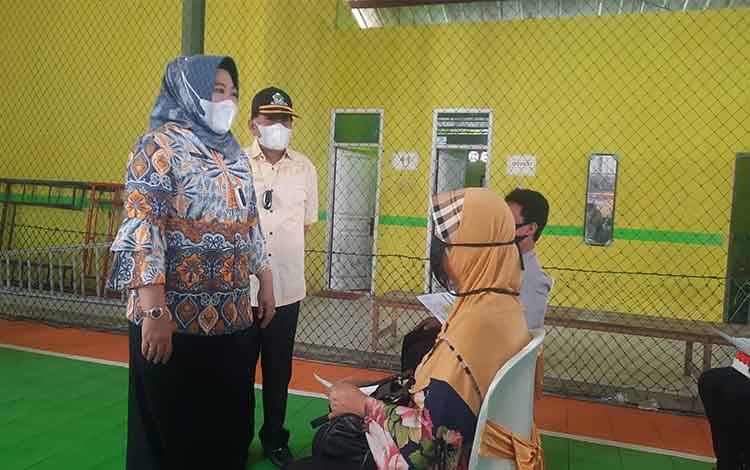 Bupati Kobar Tinjau Vaksinasi Massal Inisiasi Pengurus Partai Golkar