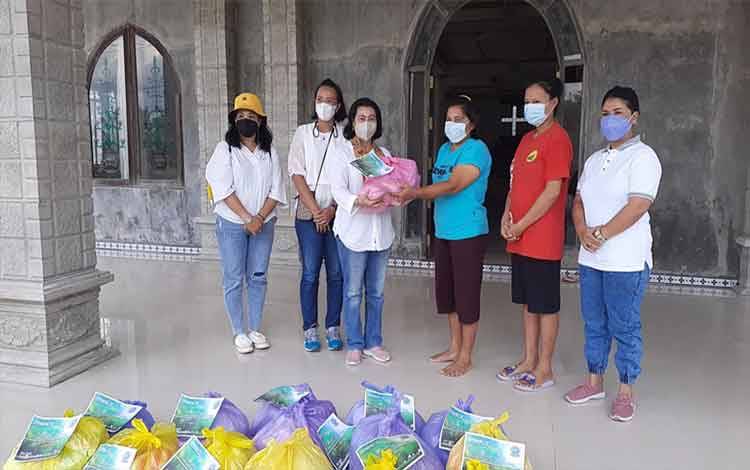 PWKI Kabupaten Gunung Mas Salurkan Bantuan untuk Warga Terdampak Banjir