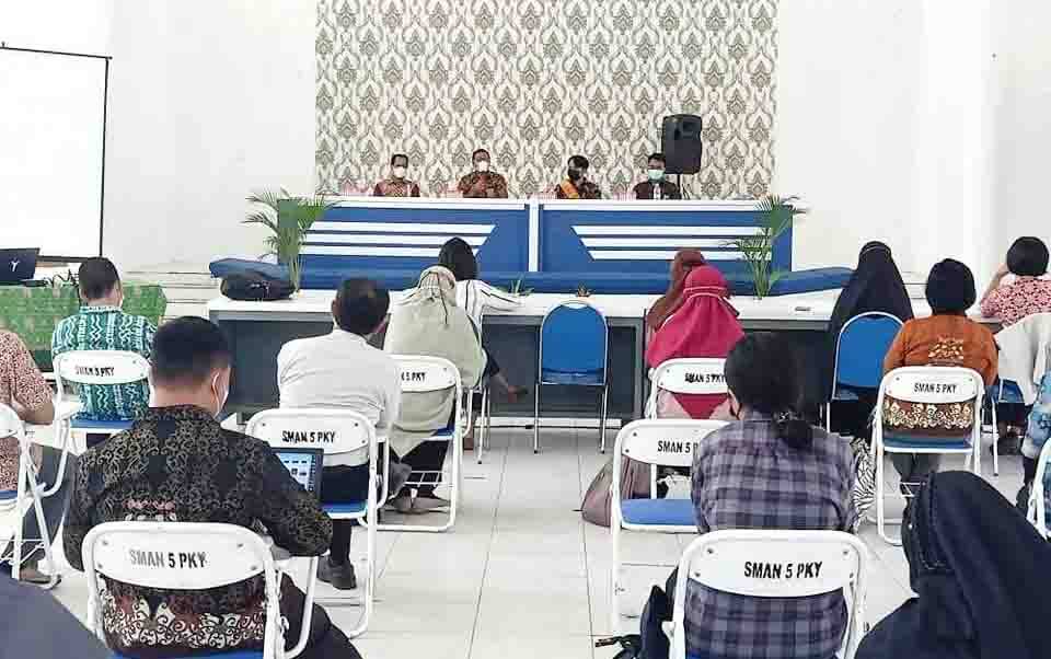 Pusdatin Gelar Sosialisasi dan Bimtek MembaTIK di SMAN 5 Palangka Raya