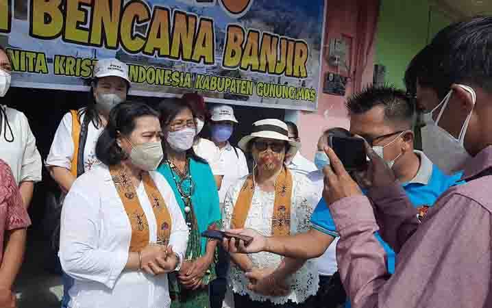 Srikandi DPRD Gunung Mas Ingatkan Warga Selalu Disiplin Protokol Kesehatan