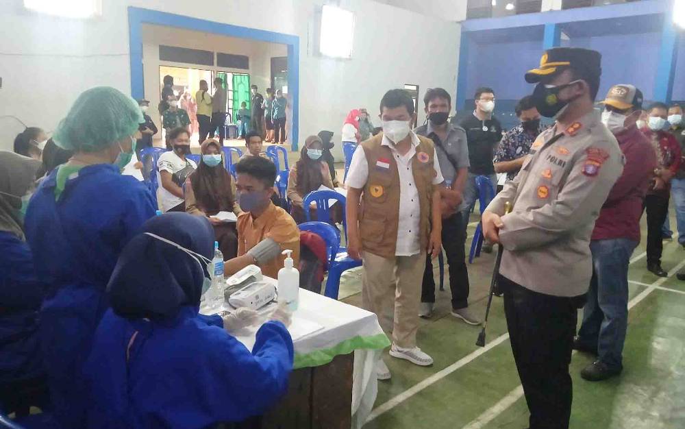 Bupati Barito Timur Tinjau Vaksinasi Massal Pelajar di Ampah