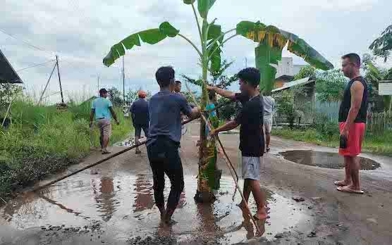 Warga Tuding Angkutan Besar Perparah Kerusakan Jalan Tingang