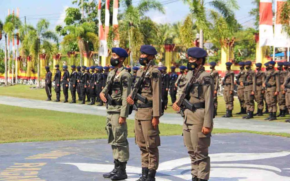 79 Remaja Satbrimob Polda Kalteng Jalani Tradisi Pembaretan