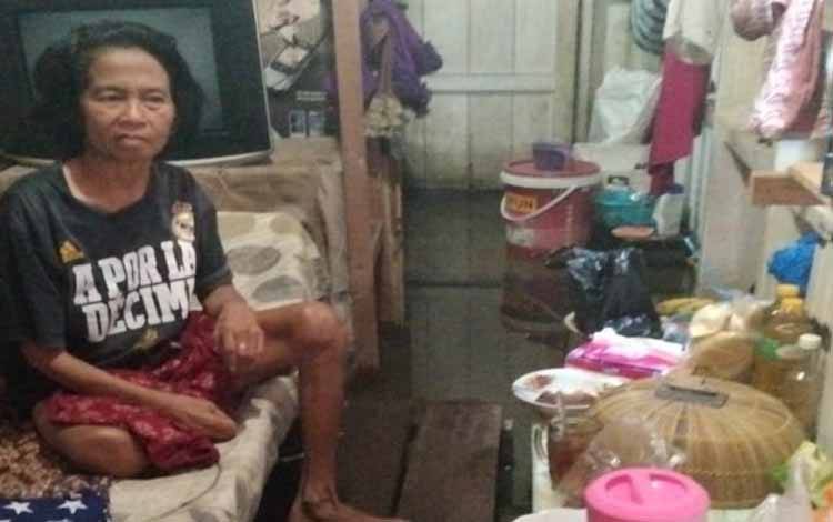 Lansia Penderita Stroke di Kelurahan Langkai Dikepung Banjir