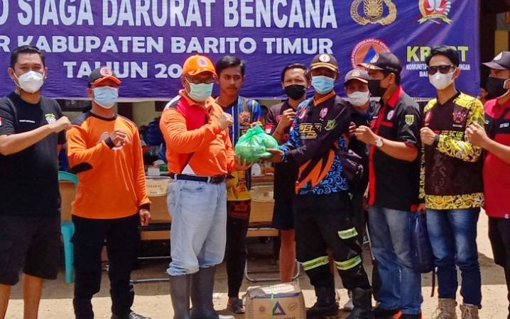 Relawan Tabalong dan HSU Sampaikan Bantuan untuk Warga Terdampak Banjir Barito Timur