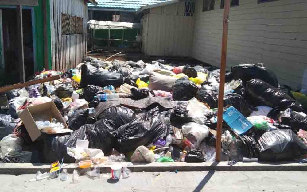Tumpukan Sampah Mengapung karena Banjir di Flamboyan