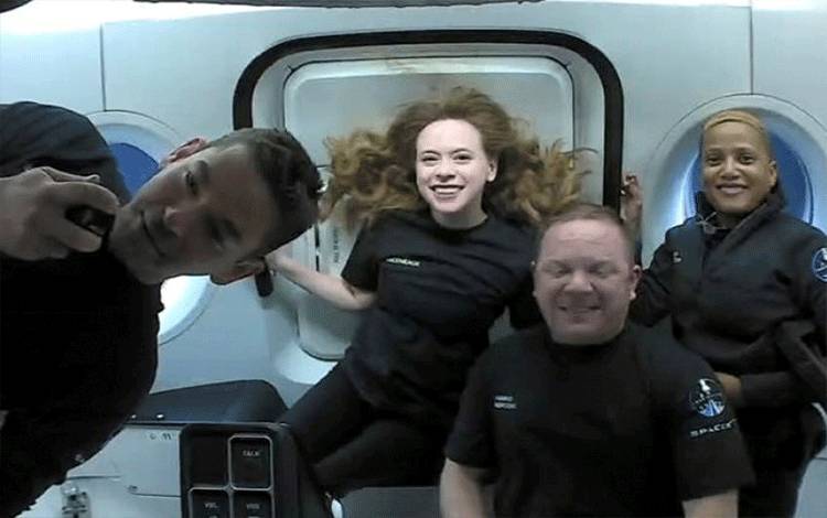 SpaceX Daratkan Kapsul Perpenumpang Sipil di Florida
