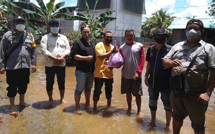 PWI Barito Selatan Salurkan Bantuan Sembako Bagi Warga Terdampak Banjir