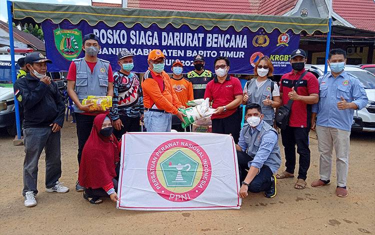 PPNI Barito Timur Serahkan Bantuan di Posko Siaga Bencana Banjir