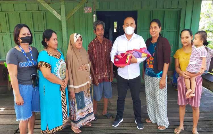 Warga Ini Hampir Terinjak Bayi yang Ditemukan di Depan Pintu Rumah