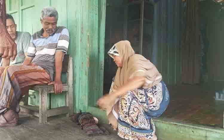 Bayi yang Ditemukan Warga Hanya Diselimuti Keset dan Masih Bersimbah Darah?