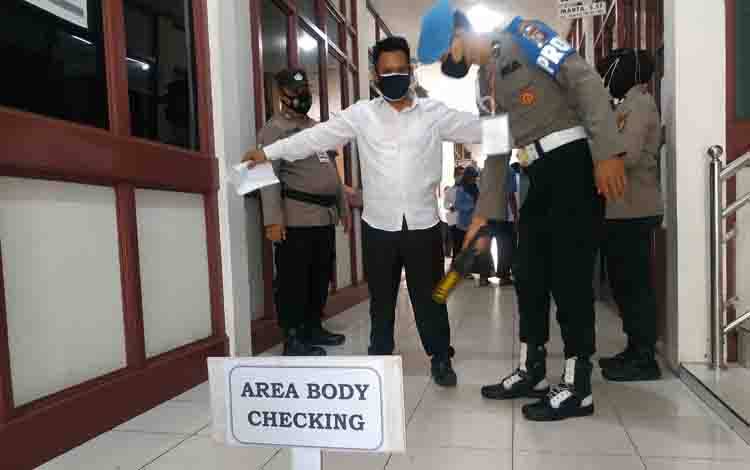 Sebelum Masuk Ruangan, Peserta Seleksi CPNS Seruyan Dilakukan Pemeriksaan Tubuh