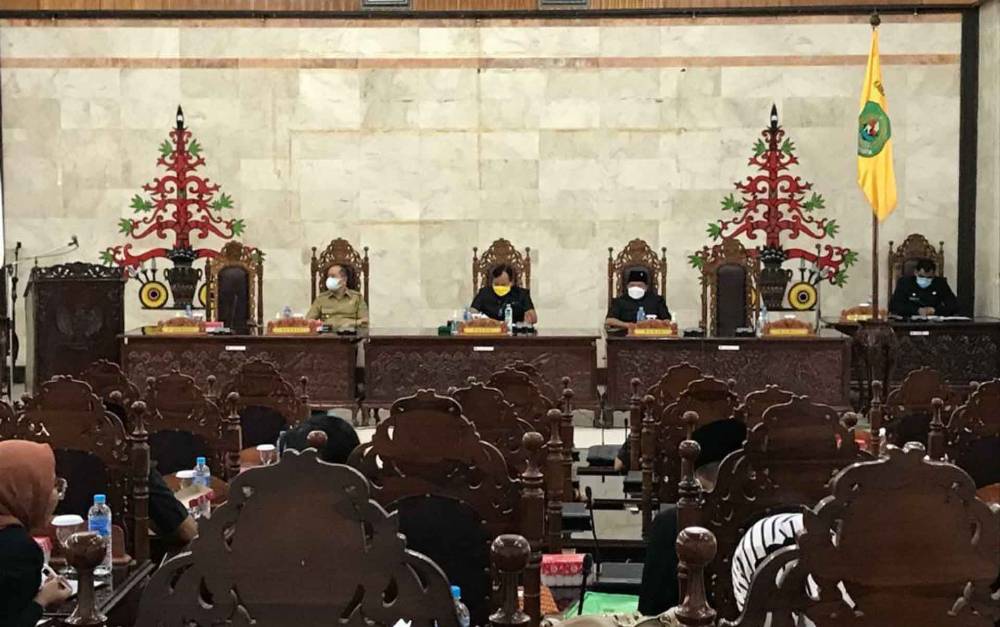 Paripurna DPRD Kapuas Sampaikan Pemandangan Umum Fraksi Terhadap Nota Keuangan Rancangan Perubahan APBD