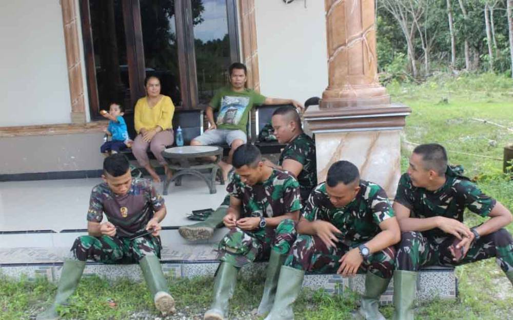 Keakraban Personel TMMD Bersama Warga di Gunung Mas