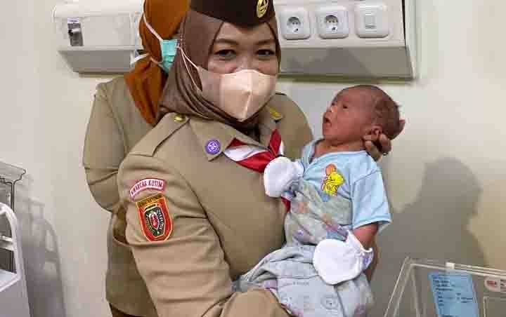 Ketua TP-PKK Kotim Jenguk Bayi Dibuang Orangtuanya di Desa Penyang