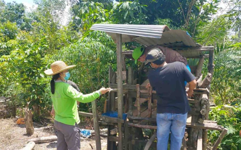 Distan Kabupaten Gunung Mas Obati Ternak Sakit di Dahian Tambuk