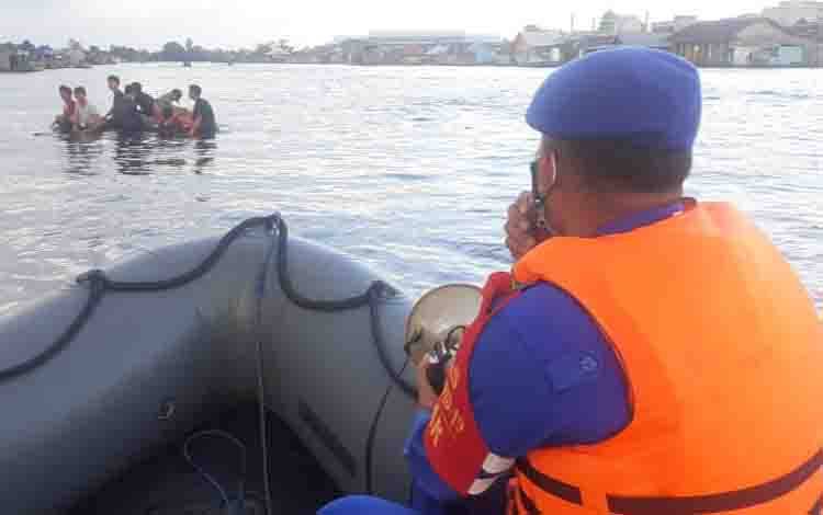 Personel Satpol Air Polres Kobar Imbau Orang Tua Perhatikan Anaknya Ketika 'Bekanjur'