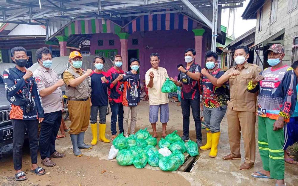 Kepala Pelaksana BPBD Damkar Barito Timur Dampingi Penyaluran Bantuan Dampak Banjir