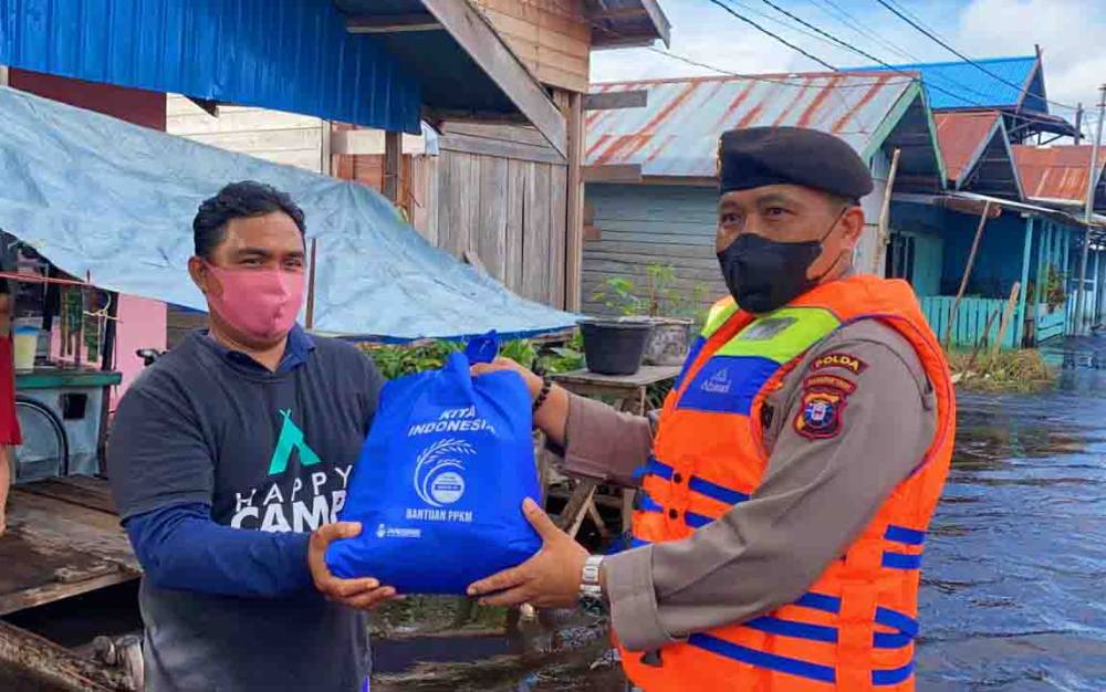 Polda Kalteng Salurkan 100 Paket Sembako dan Masker untuk Warga Terdampak Banjir