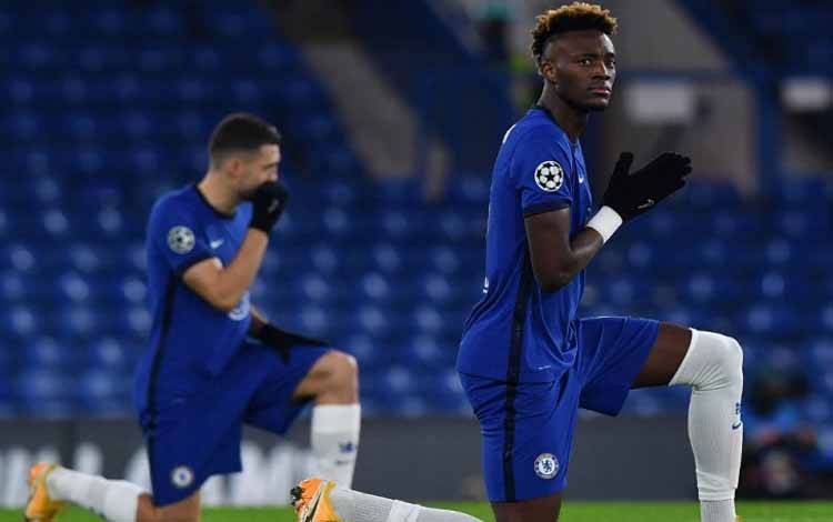 Alonso Berhenti Berlutut Sebelum Pertandingan Dimulai