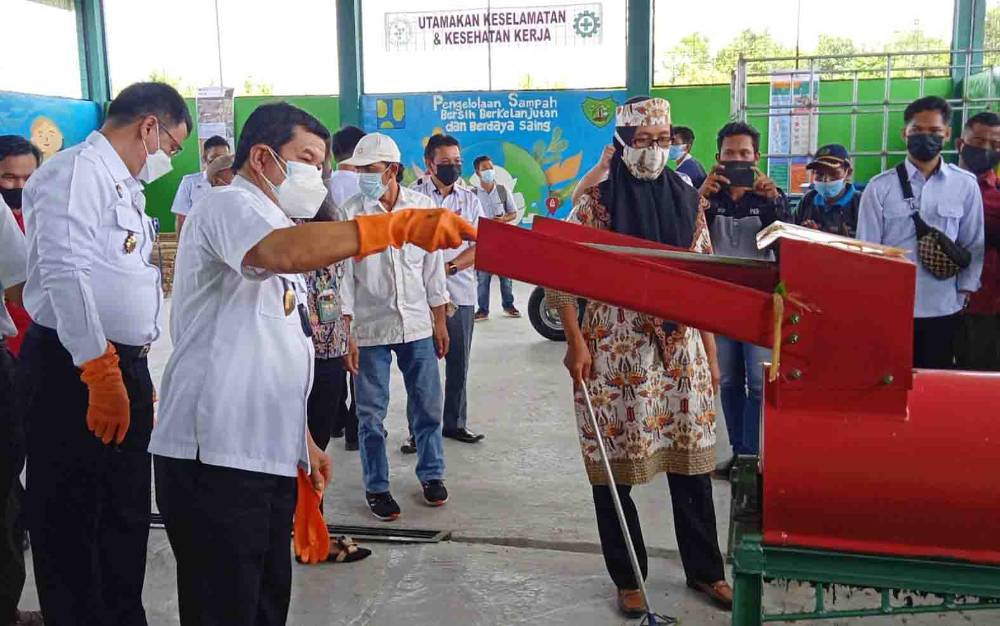 Bupati Barito Timur Resmikan Tempat Pengelolaan Sampah 3R