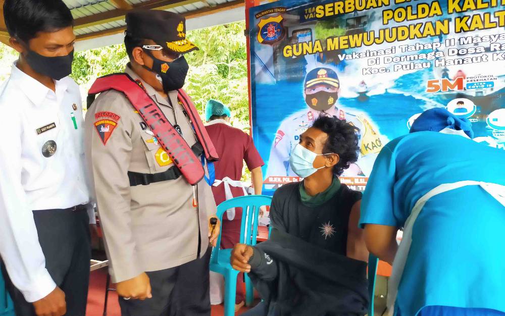 Kapolda Kalteng Tinjau Vaksinasi di Bantaran Sungai Mentaya