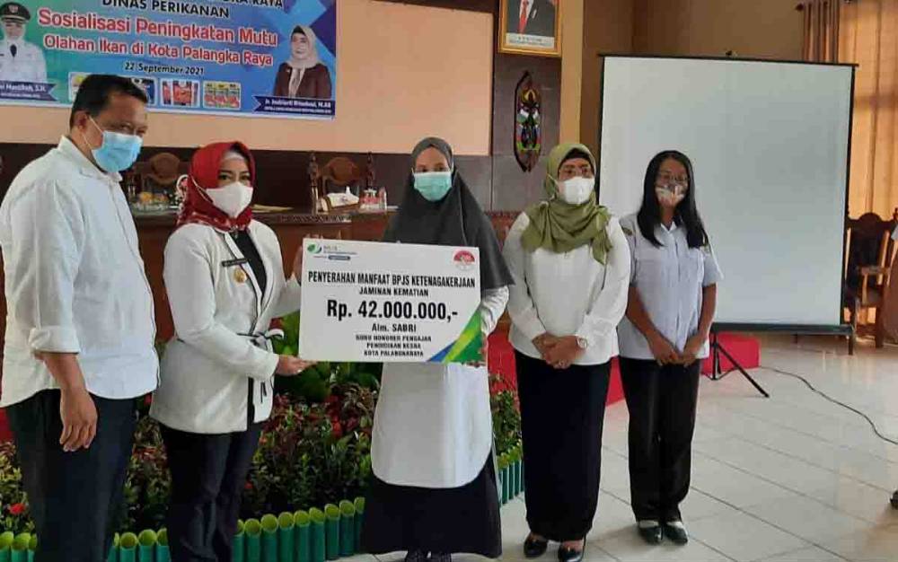 Wakil Wali Kota Palangka Raya Serahkan Uang Santunan Kematian Guru Honorer