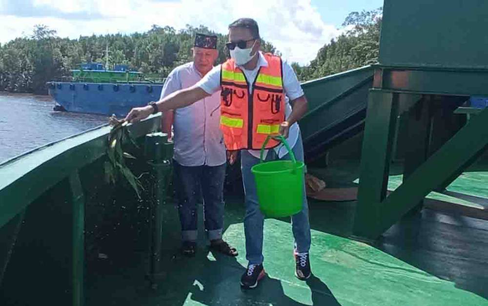 Diperkuat Armada Tongkang Baru, PT Pelayaran Lingga Marintama Gelar Prosesi Doa Selamat