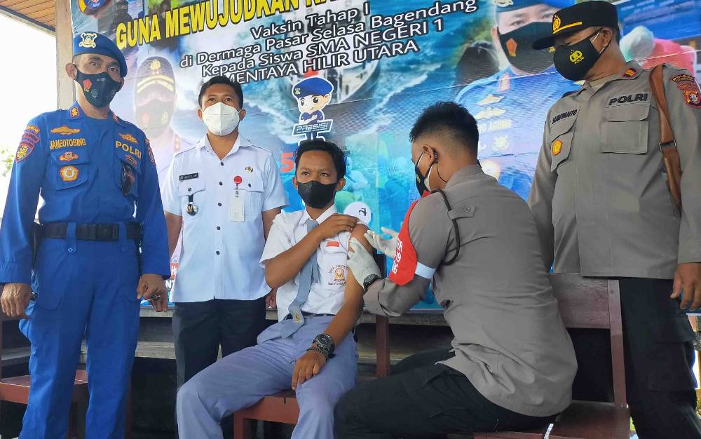 Ratusan Siswa SMAN 1 Mentaya Hilir Utara Divaksin