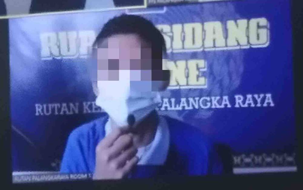 Dilihat Ada HP di Sebelah Lelaki yang Sedang Tidur, Lalu Diembatnya...