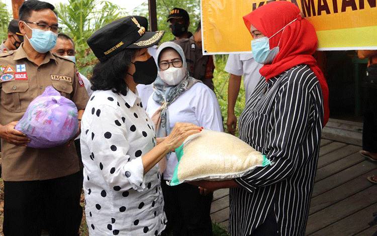Bupati Pulang Pisau Kembali Salurkan Cadangan Beras Pemerintah Kepada?Korban Banjir Jabiren Raya