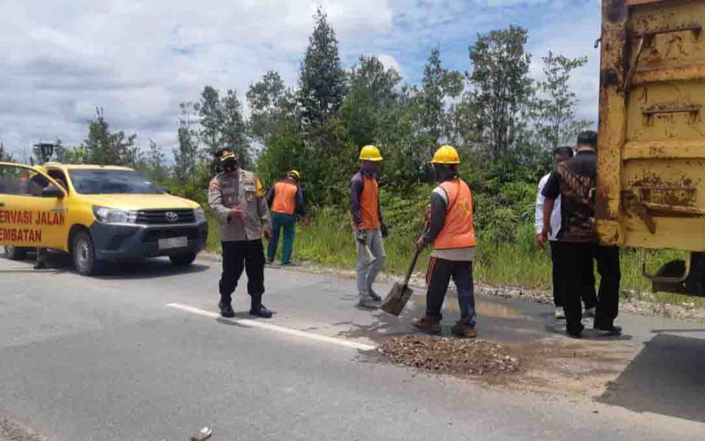 Polisi dan Petugas PU Ramai-ramai Tambal Jalan Berlubang di Katingan