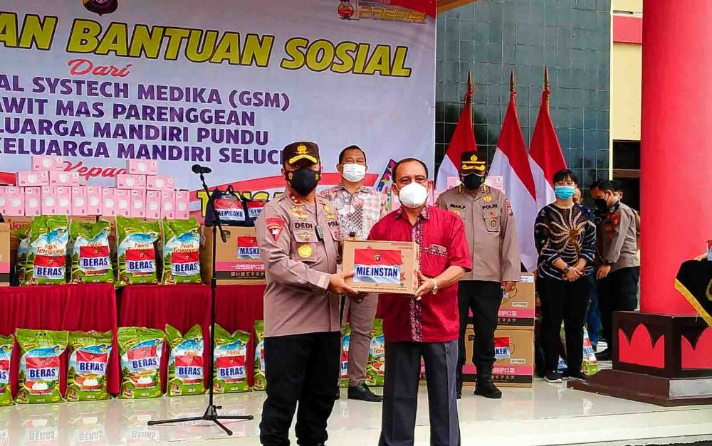 Polda Kalteng Salurkan Ribuan Paket Sembako dan Masker Kepada Warga Terdampak Banjir