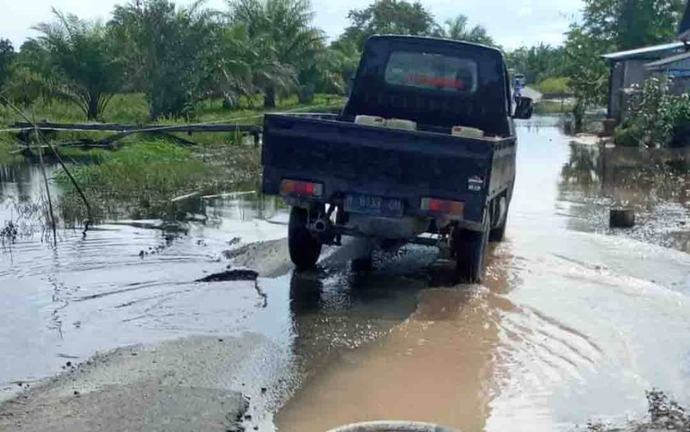 Pasca Banjir, Lubang Menganga di Jalan Poros Desa Kumpai Batu Bawah