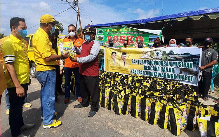 DPD Golkar Kobar Salurkan Bansos untuk Korban Banjir Desa Kumpai Batu Bawah