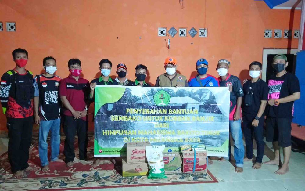 Hima Bartim Serahkan Bantuan di Posko Siaga Bencana Banjir Ampah
