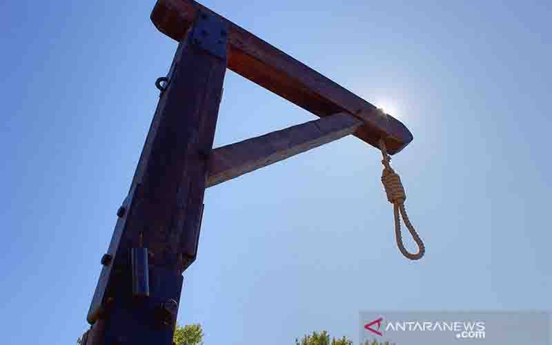 Mayat Terduga Penculik Digantung di Tengah Kota