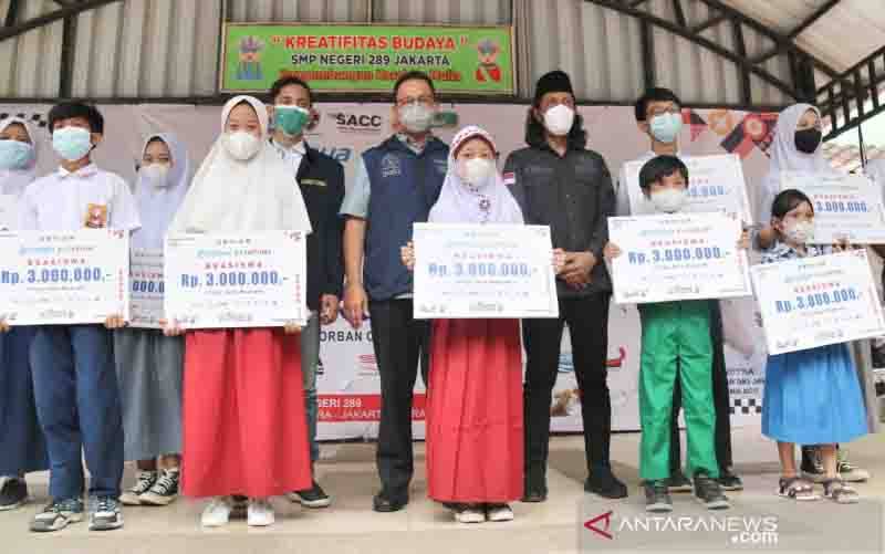 Anies Baswedan Serahkan Beasiswa Anak Yatim Piatau akibat Covid-19