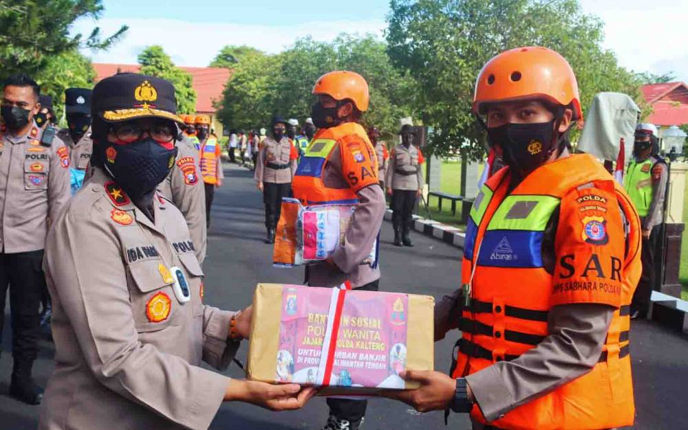 Polisi Wanita Salurkan Ratusan Paket Sembako kepada Warga Terdampak Banjir di Kameloh Baru