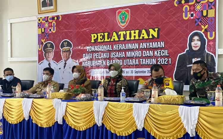 Pelaku Usaha Mikro dan Kecil Diberikan Pelatihan Vokasional Kerajinan Anyaman