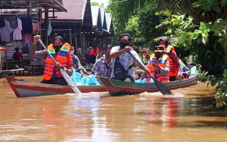Wakapolda Kalteng Salurkan Sembako Gunakan Perahu