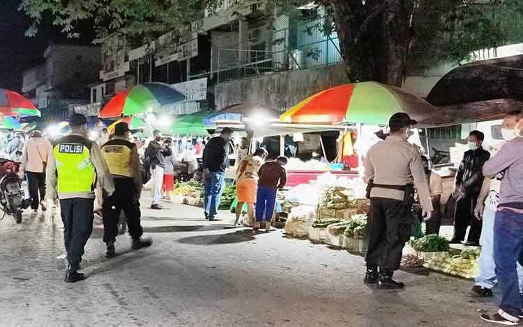 Petugas Tetap Awasi Protokol Kesehatan di Pasar