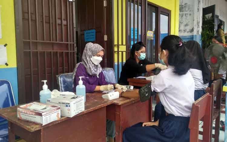 Ketua DPRD Gunung Mas Apresiasi Puskesmas Jemput Bola Lakukan Vaksinasi ke Sekolah