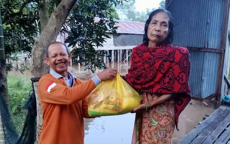 Ikatan Keluarga Pangkoh Juga Salurkan Sembako ke Kelurahan Marang