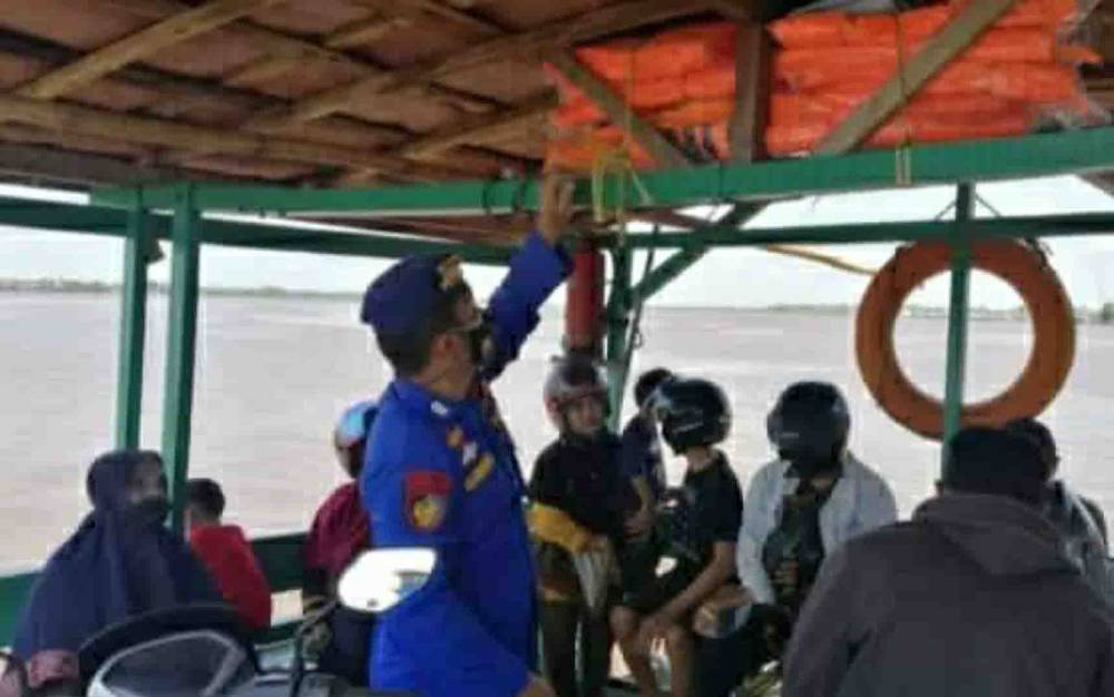 Anggota Satpolair Polres Kapuas Cek Alat Keselamatan Feri Penyeberangan
