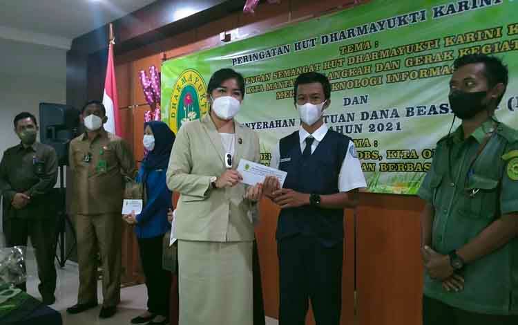 Peringati Ulang Tahun, Dharmayukti Karini Bagikan Beasiswa