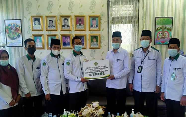 UPZ Kemenag Kapuas Salurkan Bantuan ke Musala